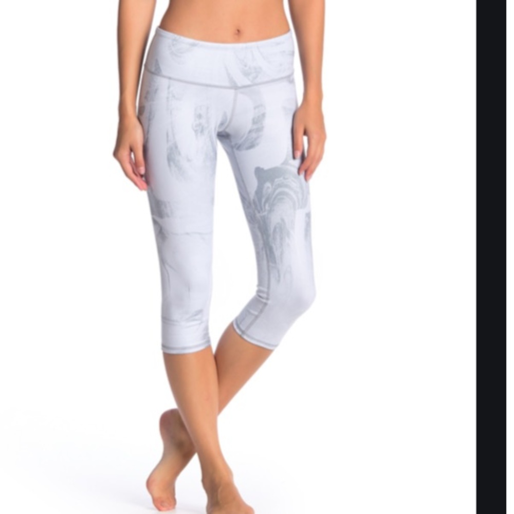 ALO White Marble Capri Leggings